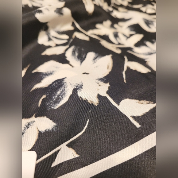 14 Momme Silk Scarf 90 Square, NWT - Picture 4 of 6